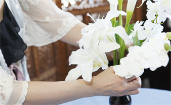 まるで生花のように繊細な造花が見る人に安らぎを与えます。